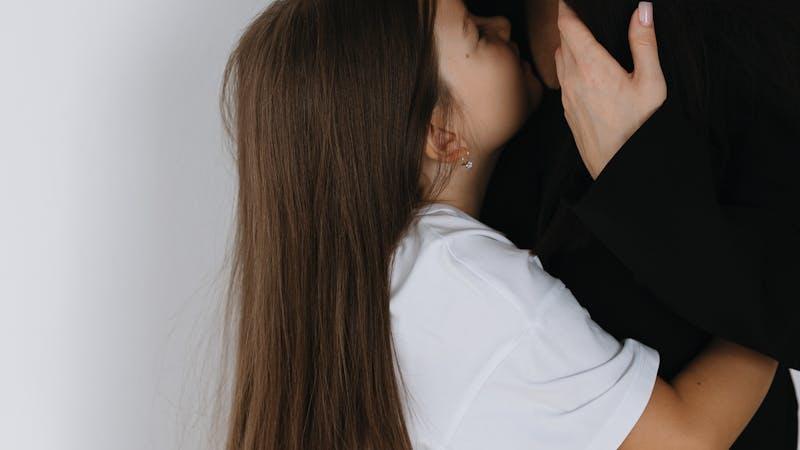 Étreinte tendre entre une mère et sa fille