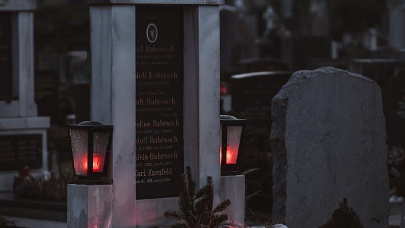 Bougies allumées au coucher du soleil, ambiance de recueillement