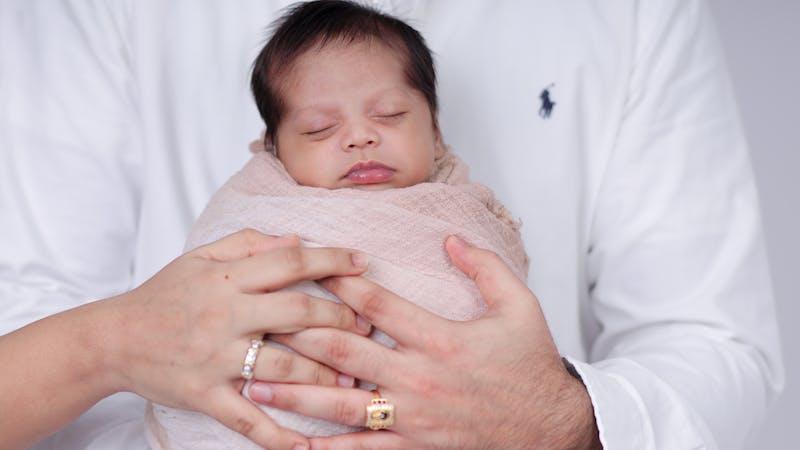 Parents berçant leur nouveau-né endormi