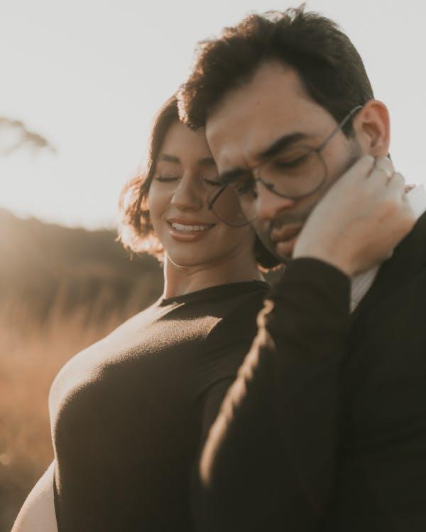 Couple enlacé au coucher du soleil