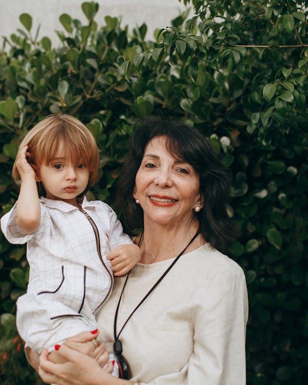 Grand-mère portant son petit-enfant en plein air
