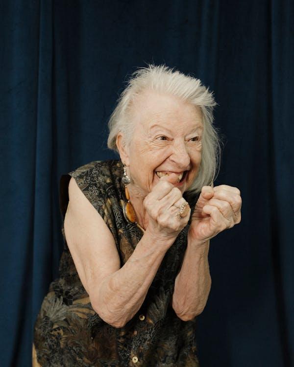 Portrait lumineux d'une femme âgée