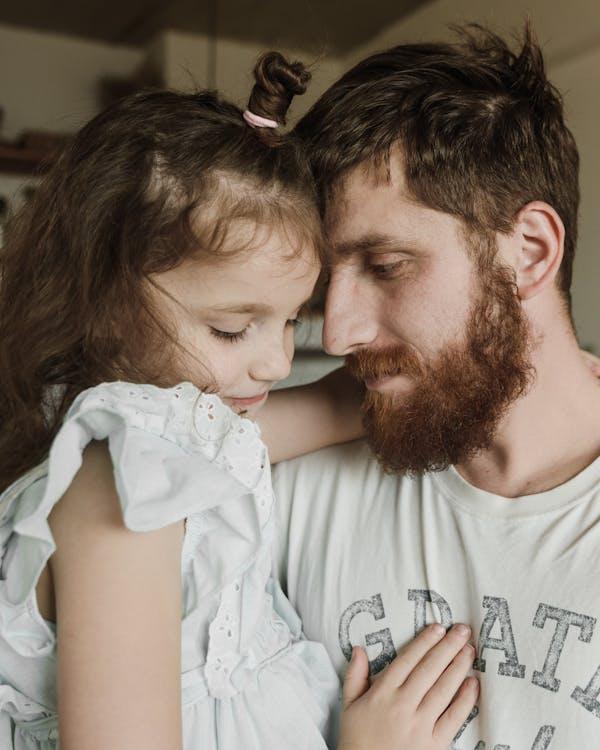Père serrant sa fille dans ses bras